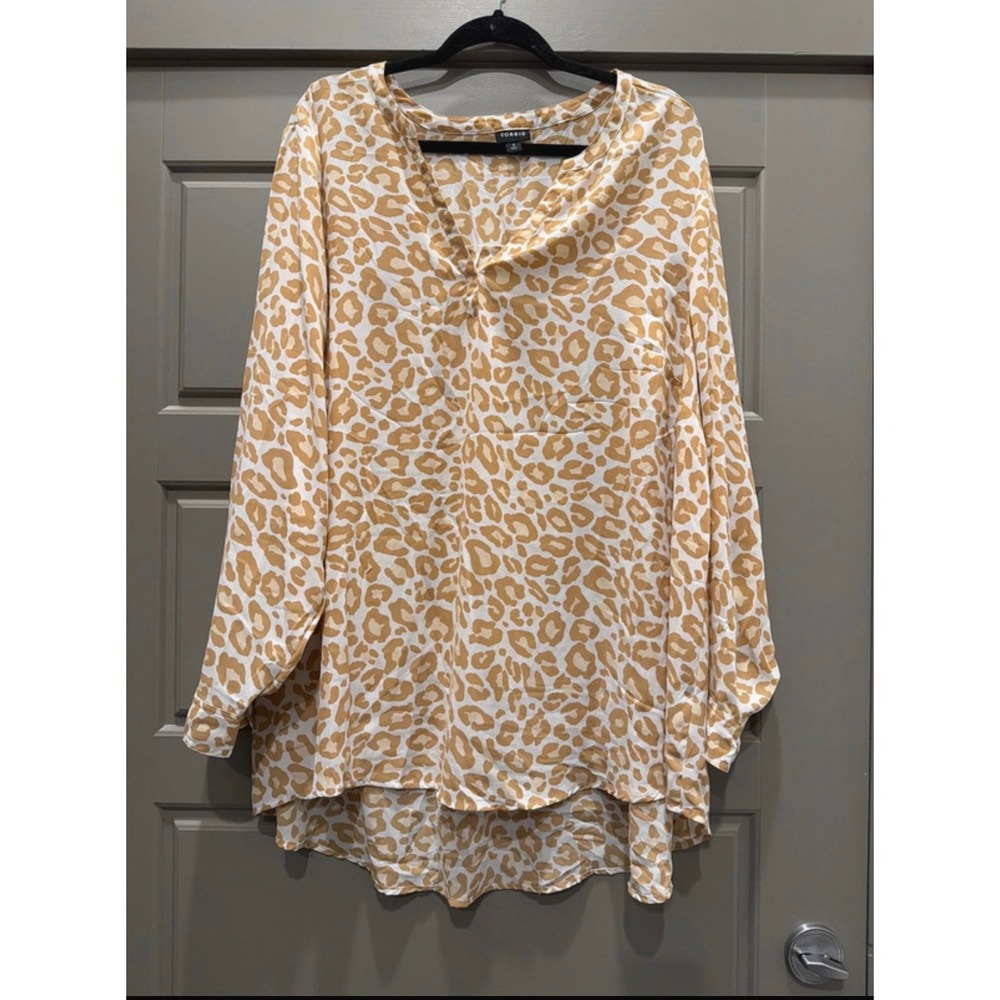 Torrid Leopard Print Chiffon Blouse Tan White Split Neck High Low Top Size 4